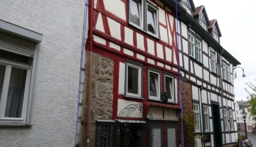Gelnhausen, Altstadt: historisches Wohnhaus direkt neben der Marienkirche - sanierungsbedürftig